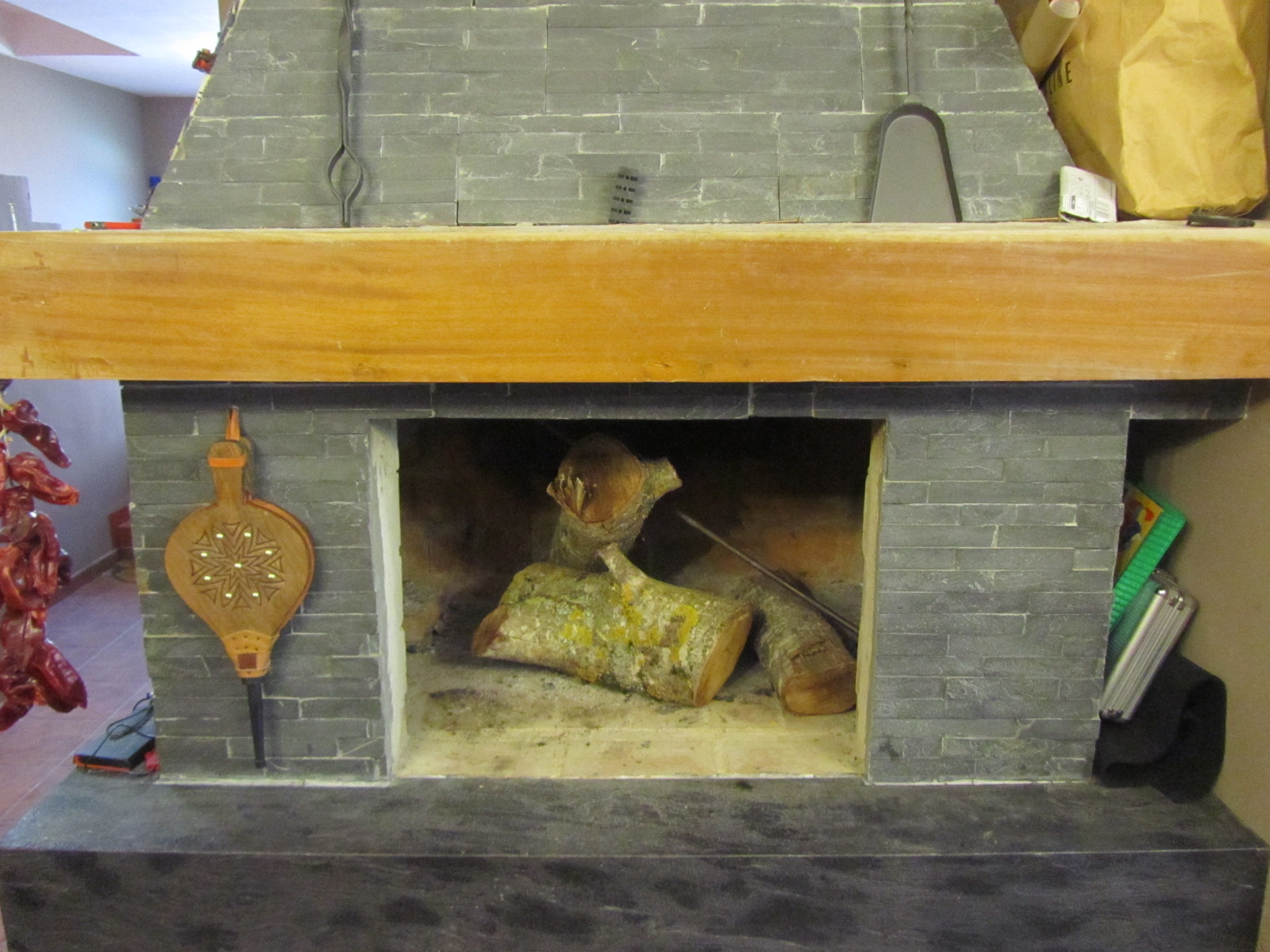 CHIMENEASYCONDUCTOS. Puertas metálicas a medida para chimeneas de obra